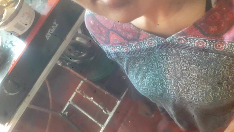 Tina Baby: 在她做饭的时候操女仆