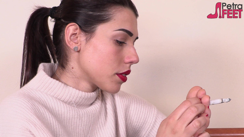 Smokin Fetish: Petra la brune fume avec ses pieds