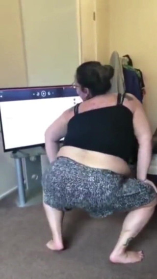 Indian fuck queen: WildEnglishBBW schüttelt meinen hintern, reibt meine fette muschi im bad