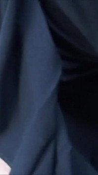 Збуджену брюнетку трахають на відкритому повітрі двоє хлопців