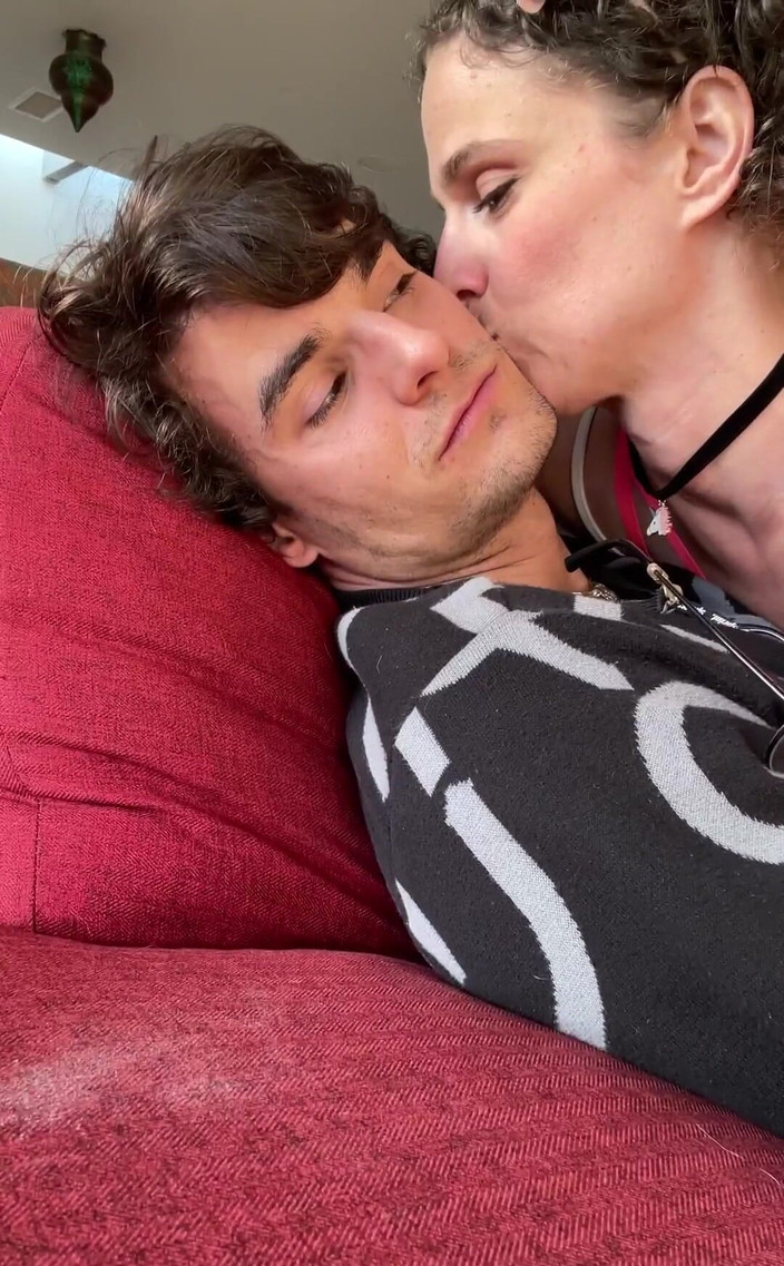 VibeWithMommy: Aku dan pacarku lagi asik main-main waktu teman-temanku di kamar...