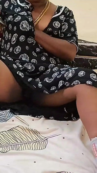 Hete Tamil stiefzus en stiefbroer neuken haar sappige poesje en slikken bovenop op het bed. Deel 1