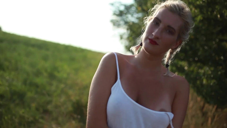 XCZECH: Sharon Cherry - सूर्यास्त के समय दो लड़कियां चूत दिखा रही हैं