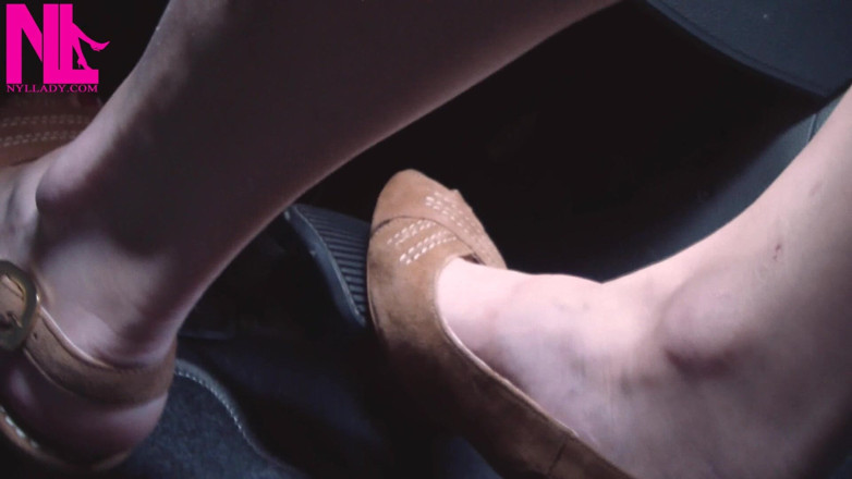 Nyllady: Revving und Fahren in hellbraunen Peeptoe-sandalen