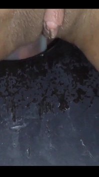Ich lutschte vor Vergnügen am Gloryhole einen schwarzen schwanz und gab ihm sogar meinen Arsch! Teil 2