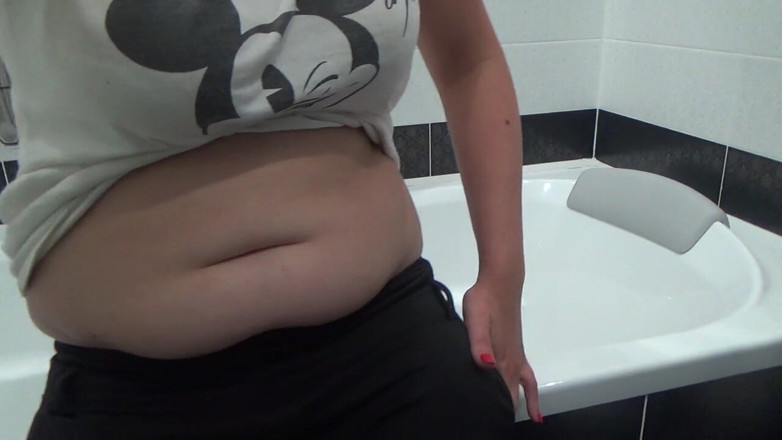 Sexy Milf: Sexy Kate peeing for you