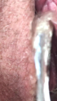 Primer plano extremo del culo y coño meando. Tan cerca puedes olerlo. ¿Quieres ver más?