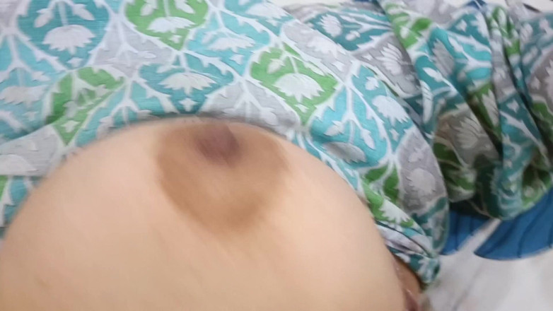 Catchybusty: 나는 그녀의 정장을 찢어 그녀의 젖꼭지를 압착, 그러나 그녀는 아무것도 할 수 없었다