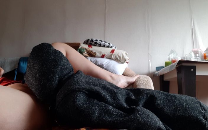 Lesbian-candys: Als mein freund duschte, verführte seine stiefmutter mich und fickte...