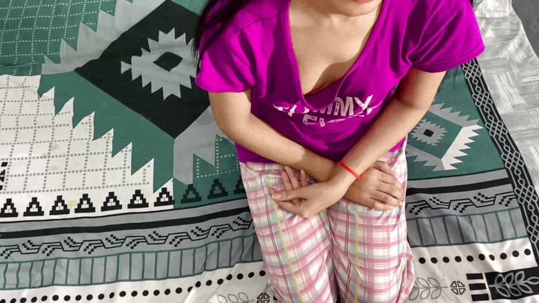Desifilmy45: 我把钱给了我的继妹，第一次操了她紧致的处女阴户