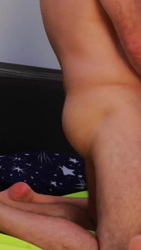 Anal, creampie i Cum Face z 2 krótkowłosymi bliźniakami