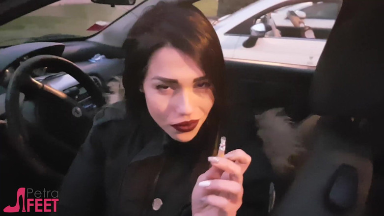 Smokin Fetish: 和甜美的petra在户外抽烟