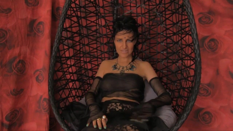 Lady Mesmeratrix Official: Be satisfied with my feet