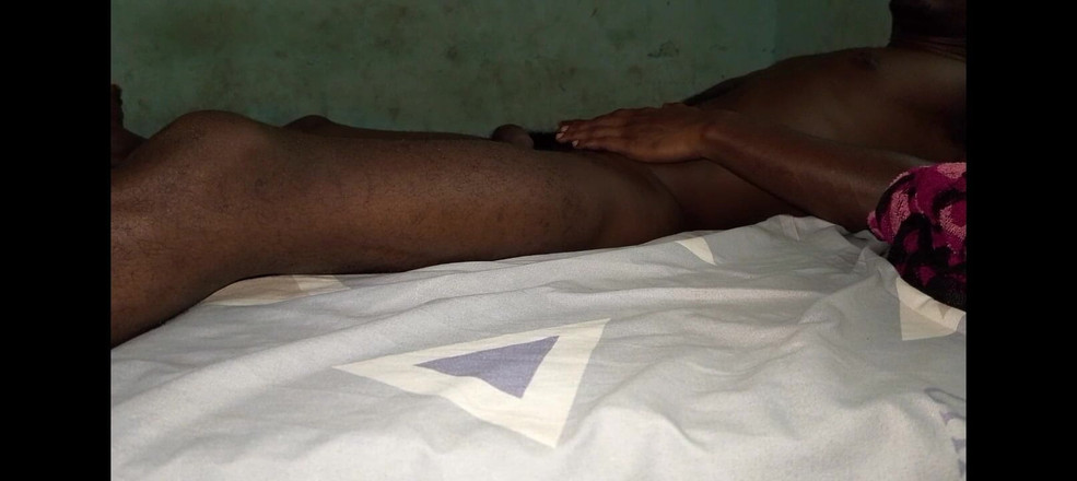 Masturbator emmy: Un Solo Rapidito Con Mi Cama En La Otra Habitación