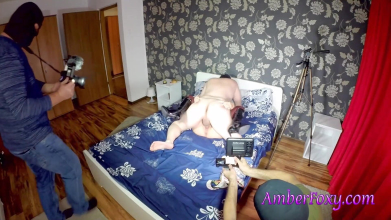 Amber Foxy: MILF excitée, gangbang et clips derrière la scène