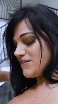 La pawg latina Mona Azar viene scopata nel culo da un grosso cazzo grasso