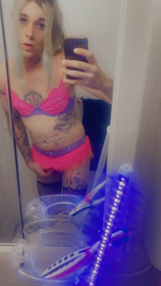 CarmenMelatonin: Pretty pink babe wants to play
