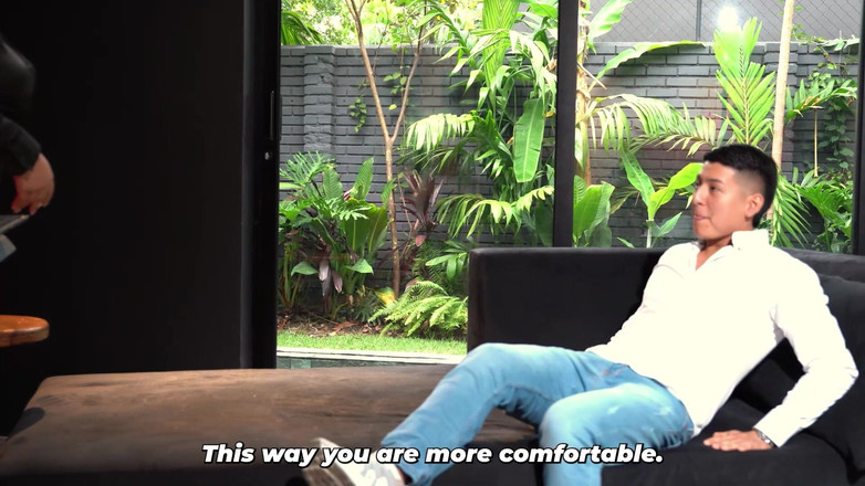 Issane: Bujná psycholožka poskytuje své pacientce speciální konzultaci