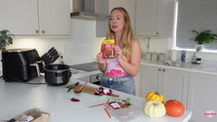 Brea Rose: 和继母一起做饭免费视频