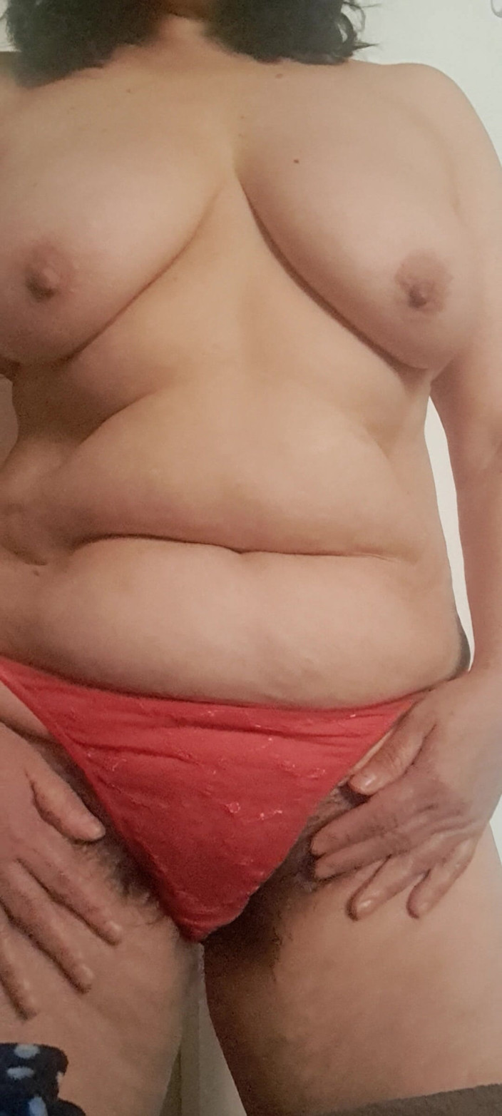 Mommy big hairy pussy: Üvey anne kırmızı külotla baştan çıkarıyor