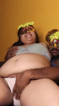 Una bhabhi arrapata è stata analizzata