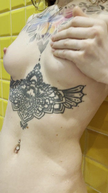 Karneli Bandi: Ayah tiri menangkap saya, di bilik air semasa saya membasuh,...