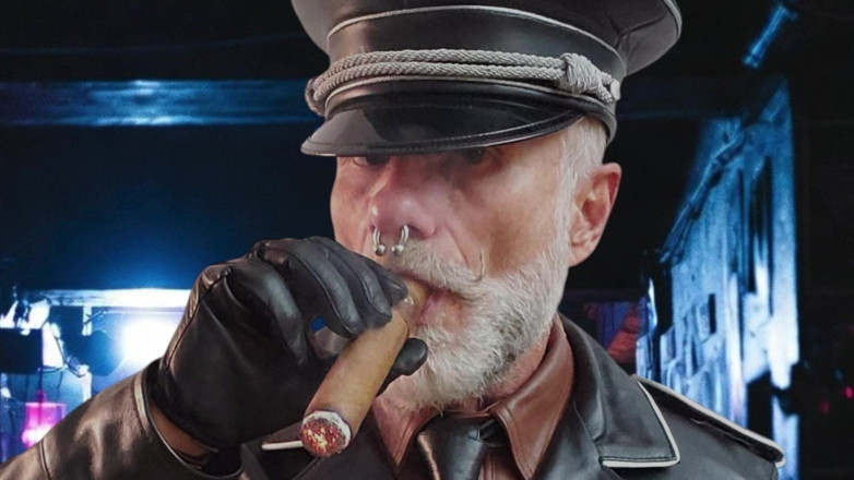 MusclesCigarsFFPig: Kuřák doutníků a dýmka v bluf outfitu