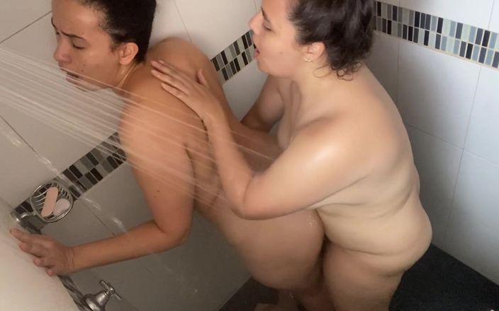 Zoe &amp; Melissa: Mijn kamergenoot vergat de douchedeur te sluiten
