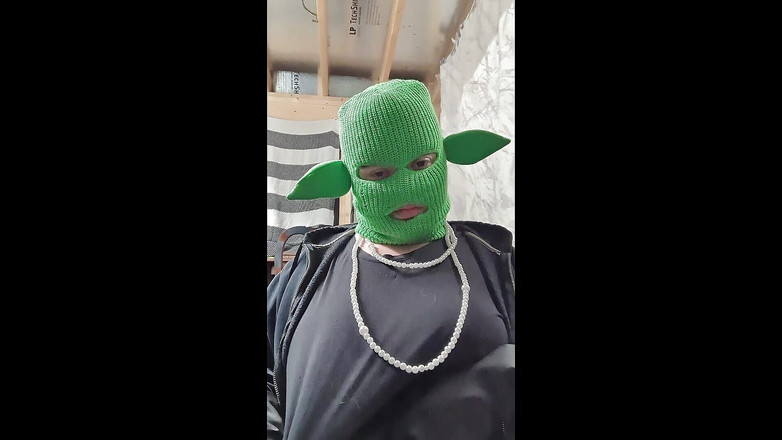 GBLNMMMY: Milf bbw mascherata squirta con i guanti