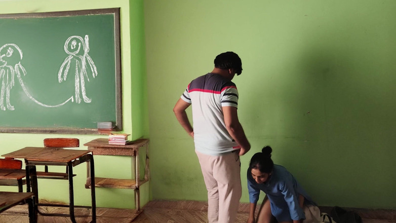 Bobbypranav: Studentesse indiane universitarie scopano in classe