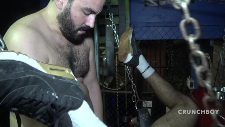 Bareback family club: Valentino ayı tarafından sikiliyor