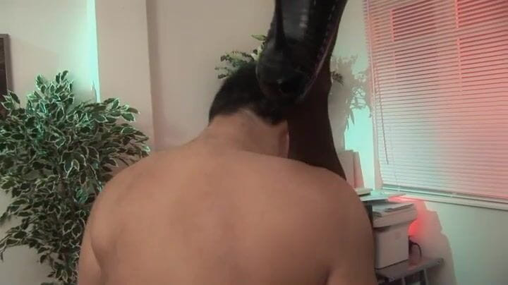 Hot Girlz: Une soubrette excitée avec les yeux bandés suce une énorme bite...