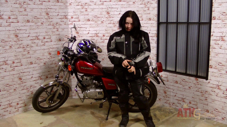 ATKIngdom Fans: Lizzie dělá rozsáhlý striptýz svým velkým motocyklem