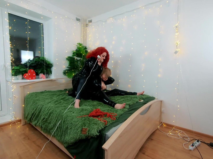 Arya Grander: Zákulisí video lesbické fetišové zábavy. PVC oblečení, Lehká Femdom, Lechtání...