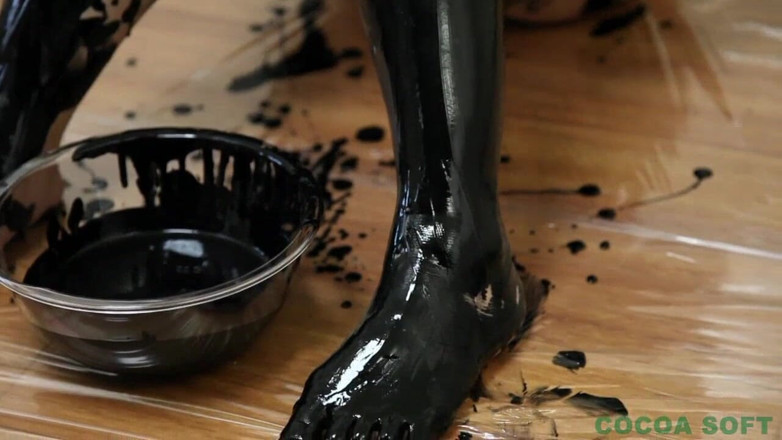 Cocoa Soft: 为年轻的亚洲女孩选角。身体油漆和湿漉漉的选角