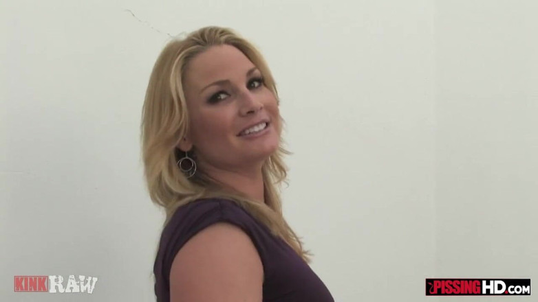 Pissing HD: La bella bionda e formosa Flower Tucci beve la sua...