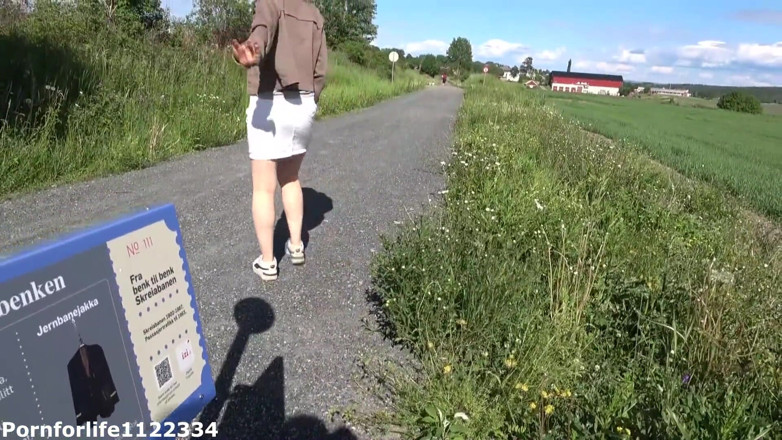 Pornforlife1122334: 公園のベンチで純粋な女子学生のクリーミーな膣を指で愛撫しているところで、ほとんど見つかりそうになった