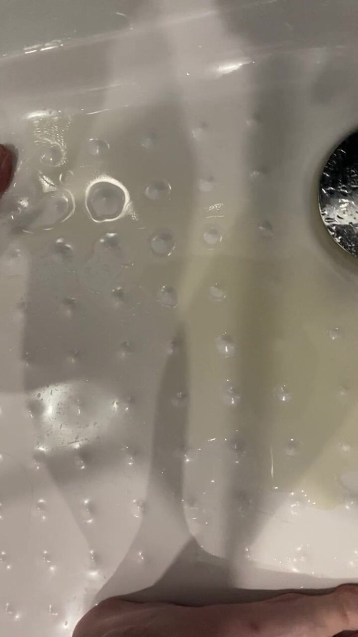 VikkiGeorgia: Orinar en la ducha