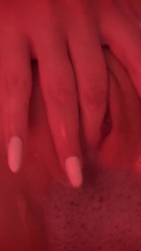 Uma garota com uma excelente figura se diverte no banheiro com um vibrador
