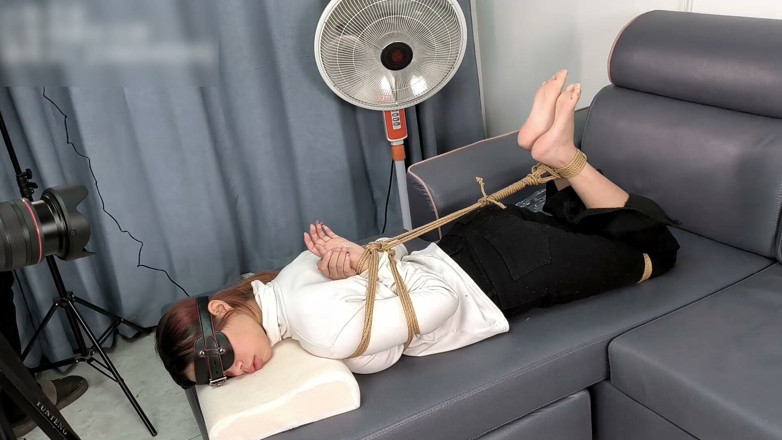 Asian bondage: 裸足の少女が裸足で遊ぶ極端な拘束