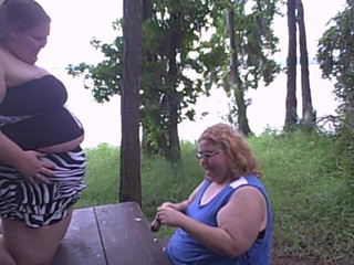 BBW nurse Vicki adventures with friends: 2 BBW dùng chung một món sô cô la