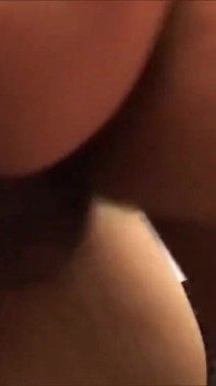 Hermosa milf lame joven capilla y disfruta sintiendo placer