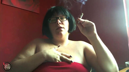 Bbw Lucky: BBW genießt es zu rauchen