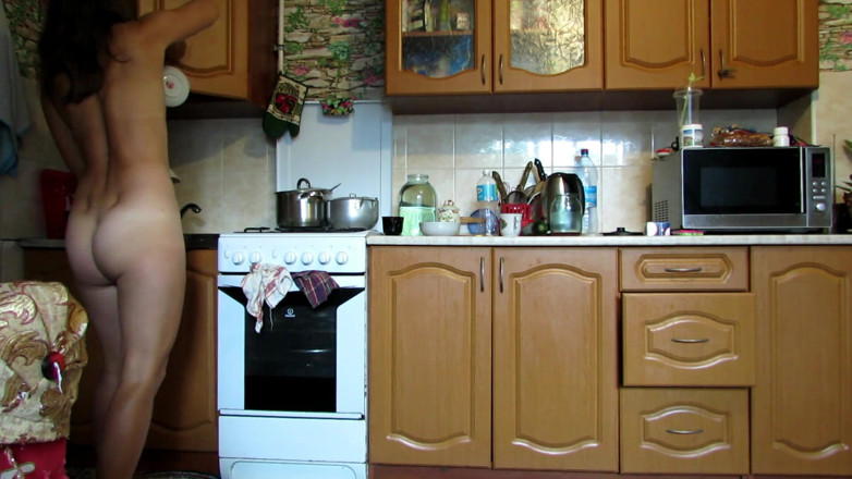 Sexi Lenka: Limpieza + gimnasia ligera en la cocina