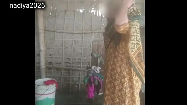 nadiya2026: Моя мачуха замикається, коли я дивлюся на неї в душі.