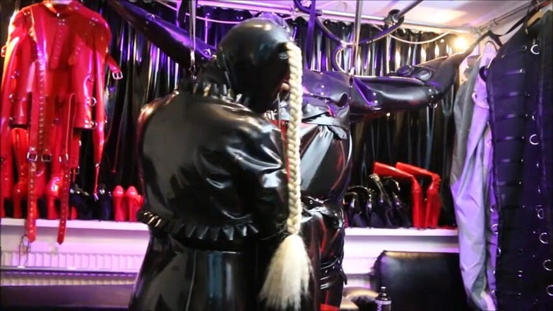 Rubber And Bondage Girl Kim: Ciężka gumowa sesja