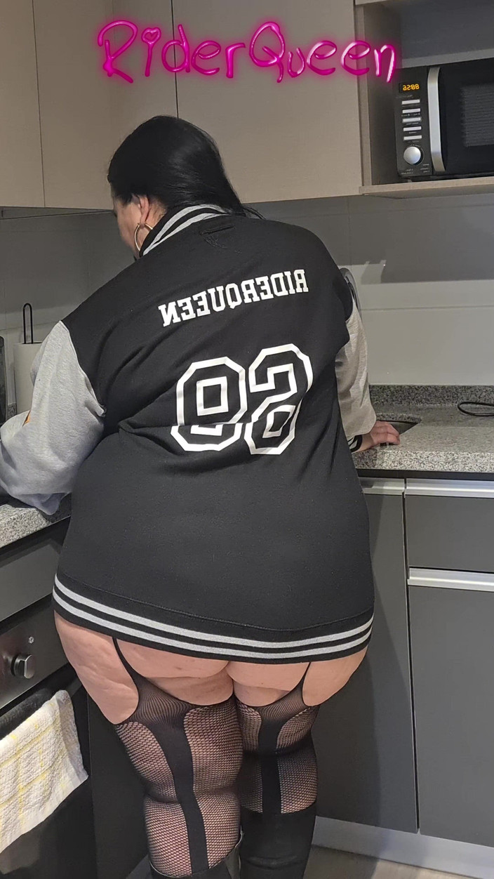 Riderqueen BBW Step Mom Latina Ebony: Tôi nấu đít bự