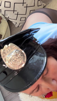 Seksi külotlu çoraplı polis orta yaşlı seksi kadın evde diz çöküyor ve tutuklama gırtlağına kadar alma yeteneklerini gösteriyor