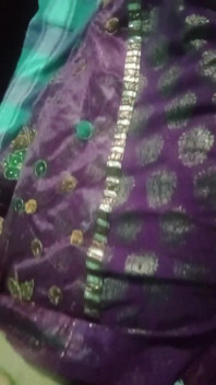Crossdresser India Berasa miang dalam seks saree merah jambu