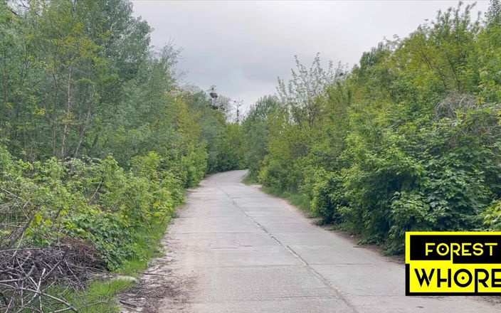 Forest-Whore: Свиня 6 принижує себе в лісі і їсть бруд